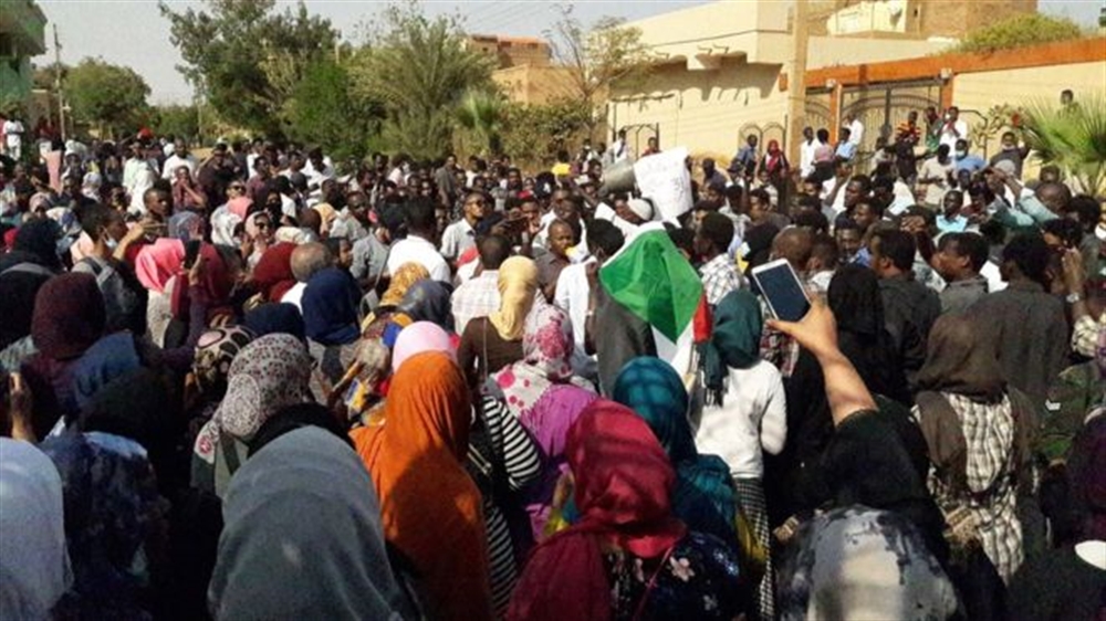 رئيس وزراء السودان يعتبر الاحتجاجات "مشروعة" ويعد بانتخابات نزيهة العام القادم