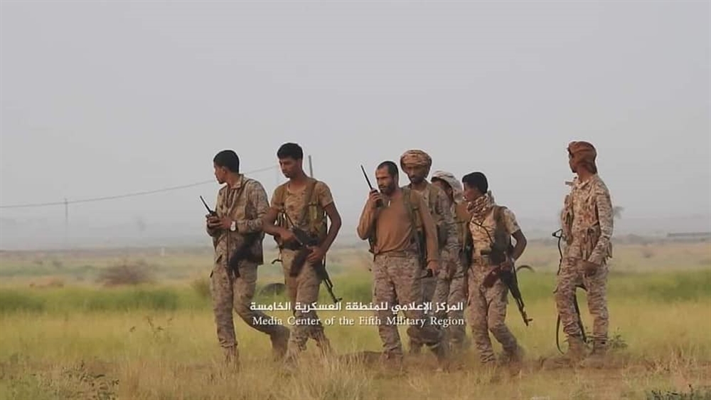 الجيش يهاجم الحوثيين في حرض وقبائل حجور تقطع خط إمداد رئيسي في كُشَر