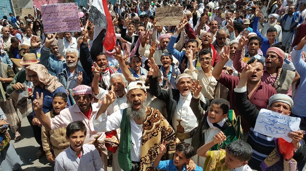 المئات في تعز يطالبون الحكومة بدعم مقاومة حجور