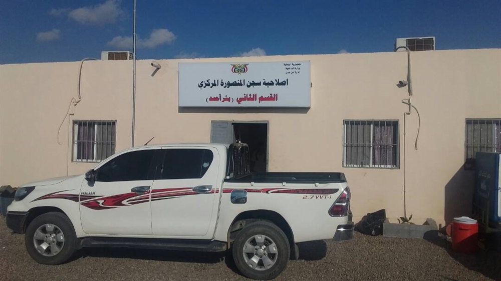 قوات أمنية تطلق الرصاص الحي على معتقلي سجن "بئر أحمد" بعدن