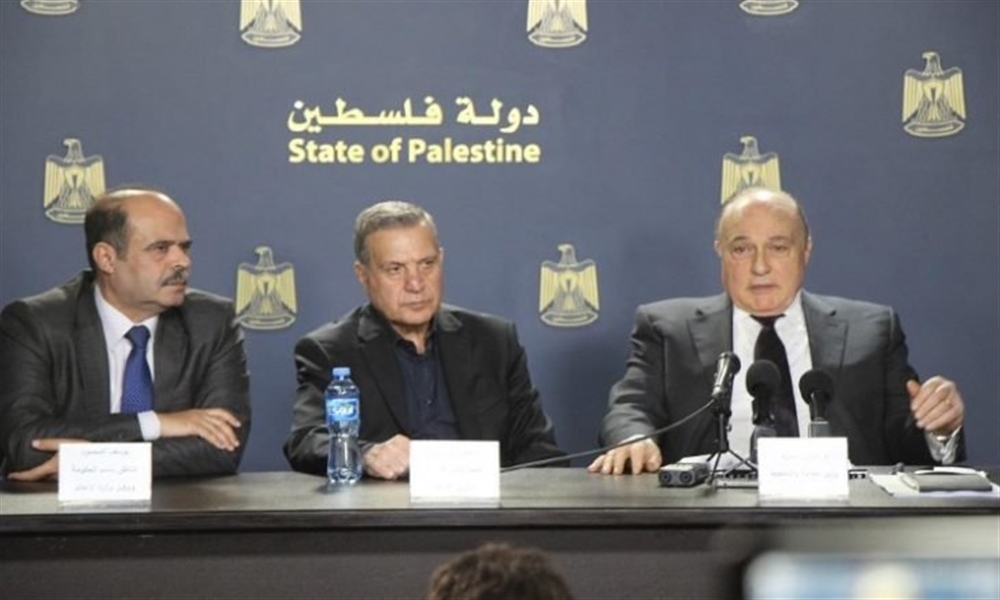 السلطة الفلسطينية تعلن التقشف وتصرف نصف راتب لموظفيها وسط تحذيرات إسرائيلية من انهيارها