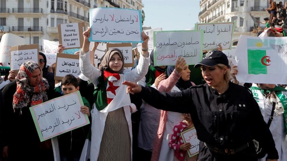 الجزائر: طلاب وأساتذة يتظاهرون مجددا وسط العاصمة رفضا لقرارات بوتفليقة