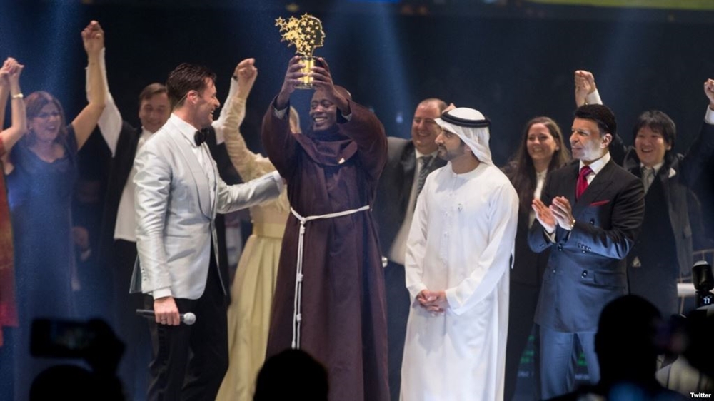 معلم كيني يفوز بمليون دولار لأنه يتبرع براتبه للفقراء