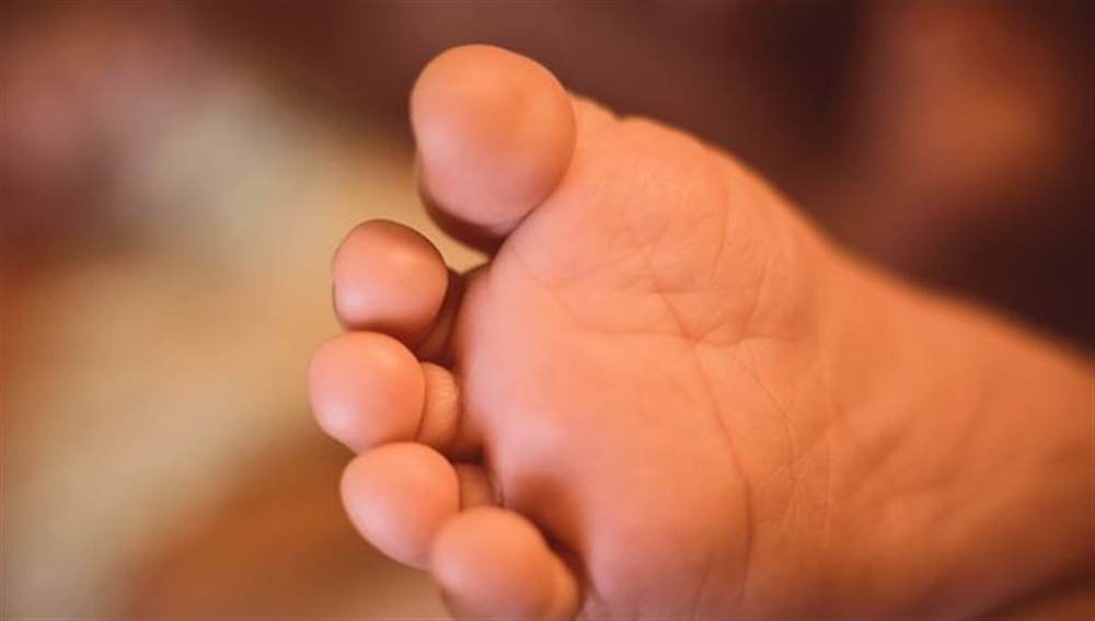 امرأة برحمين تضع توأما بعد شهر من ولادة طفلها الأول