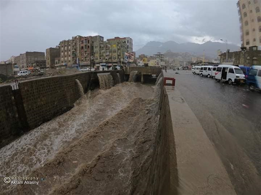 هطول أمطار غزيرة على تعز ومخاوف من التلوث جراء تراكم النفايات