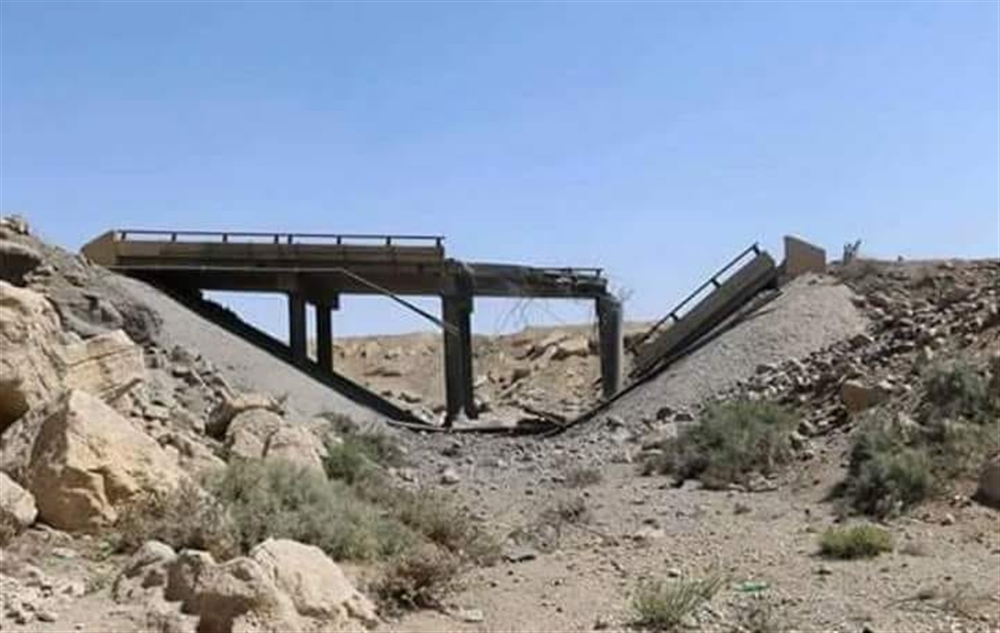 الحوثيون يفجرون جسرا يربط محافظتي إب والضالع