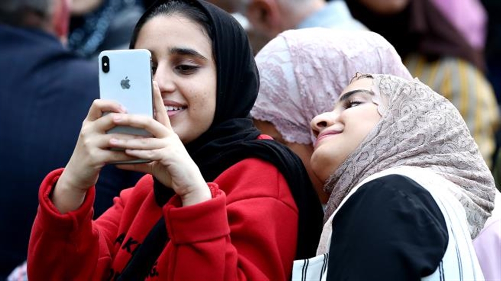 تحذير: التكنولوجيا تعزل الأطفال عن البالغين