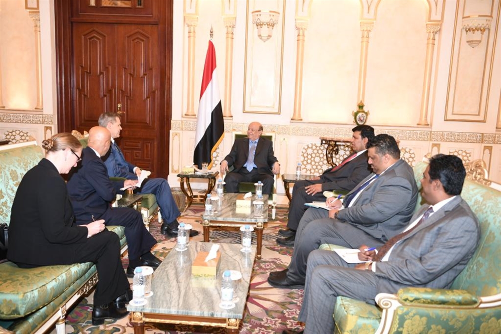 هادي يبحث مع السفير الأمريكي عودة الشركات الاستثمارية النفطية والغازية إلى اليمن