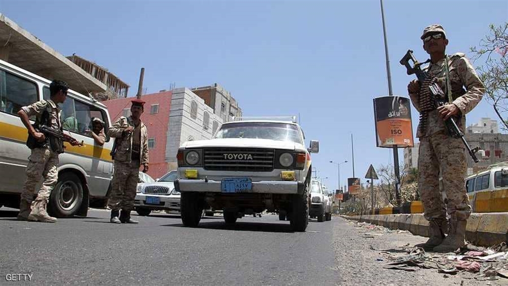 تعز: سائقو مركبات النقل يشكون تعرضهم للتعسف من قبل جنود بالجيش