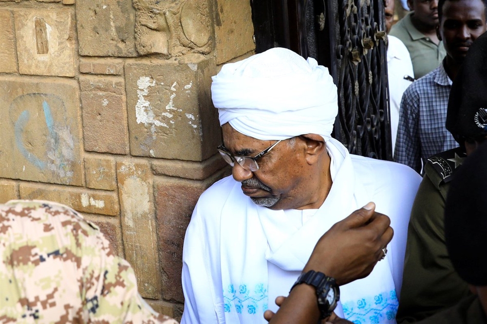 "البشير" يظهر للمرة الأولى خلال اقتياده للنيابة (شاهد)