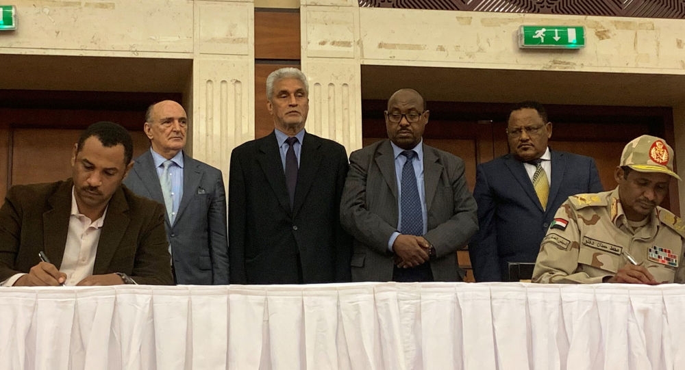 التوقيع على الاتفاق السياسي بين المجلس العسكري وقادة الاحتجاج في السودان