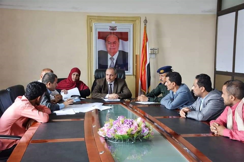 السلطة المحلية بتعز تناقش التنسيق بين البنوك لتوفير السيولة لصرف المرتبات