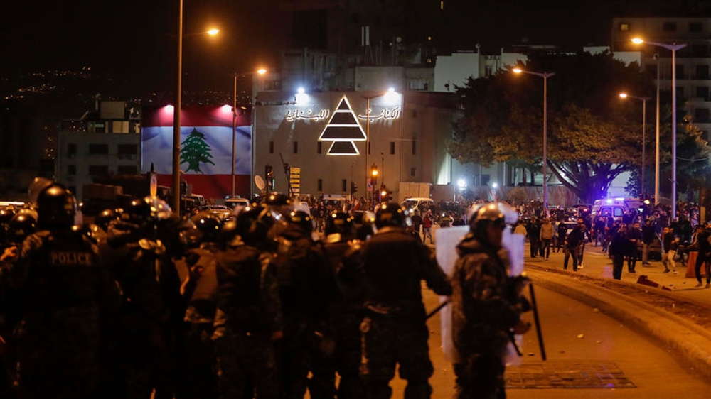 عشرات الجرحى جراء مواجهات عنيفة بين قوات الأمن ومتظاهرين في بيروت