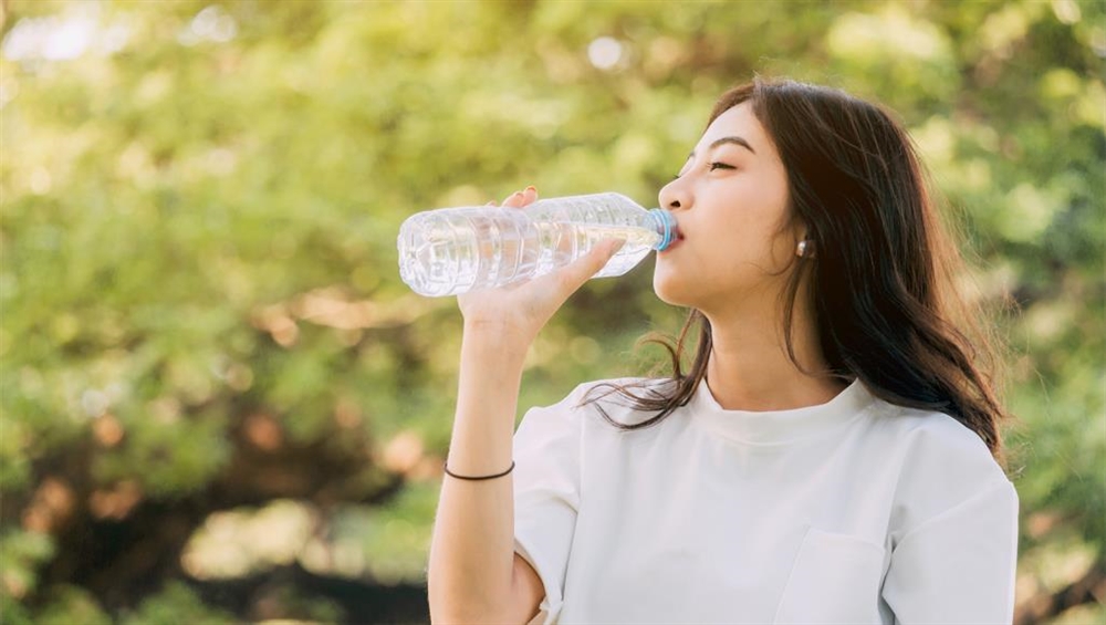ما فوائد شرب الماء على معدة خاوية صباحا؟‬