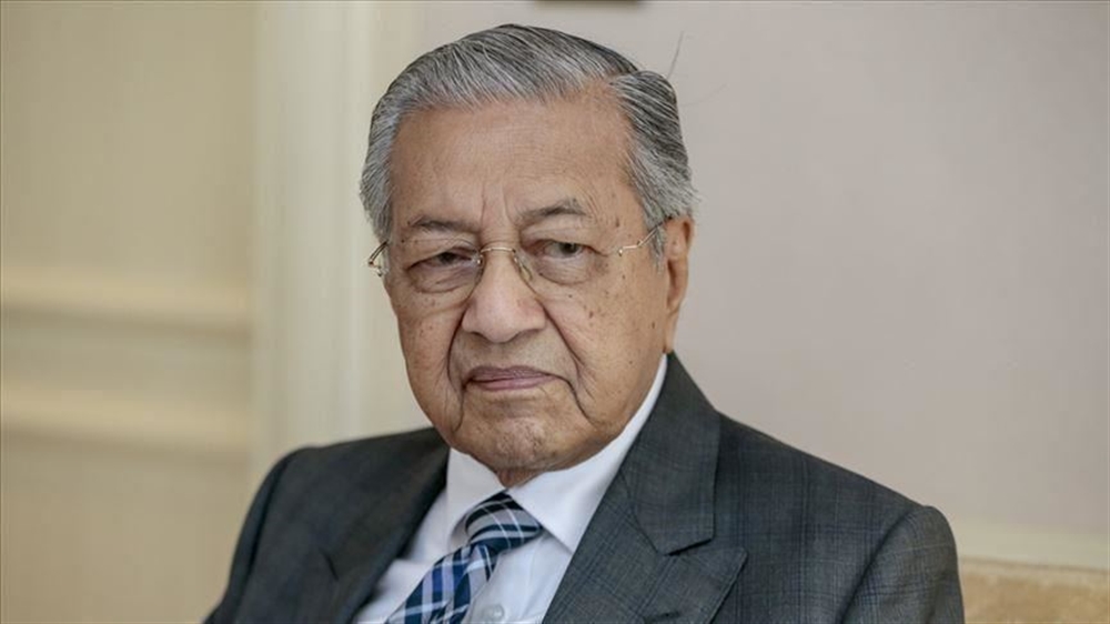 رئيس وزراء ماليزيا مهاتير محمد يقدم استقالته لملك البلاد