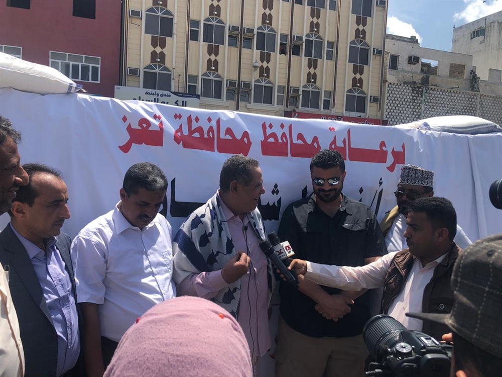 أبناء تعز يسيرون قافلة غذائية للمتضررين من المنخفض الجوي في عدن