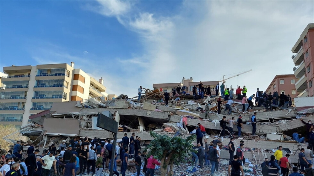 زلزال عنيف يضرب ولاية "إزمير" التركية وارتفاع عدد الضحايا الى 208