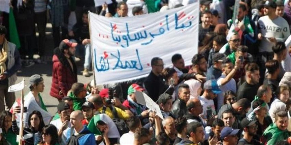 الغارديان البريطانية : إساءات" ماكرون" أثارت المظالم التاريخية والحالية لفرنسا والفعل الاسلامي الغاضب امتد وانتشر في شتى أرجاء العالم