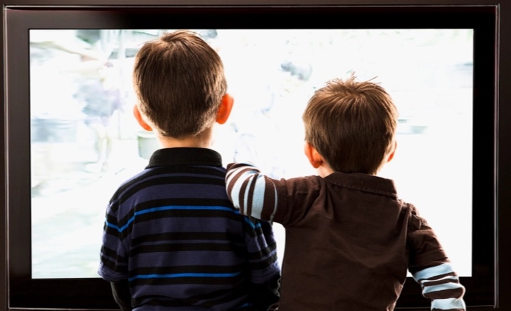 ما الذي يحدث لطفلك عند مشاهدته لأفلام الرعب وكيف يجب ان تتعامل معه؟