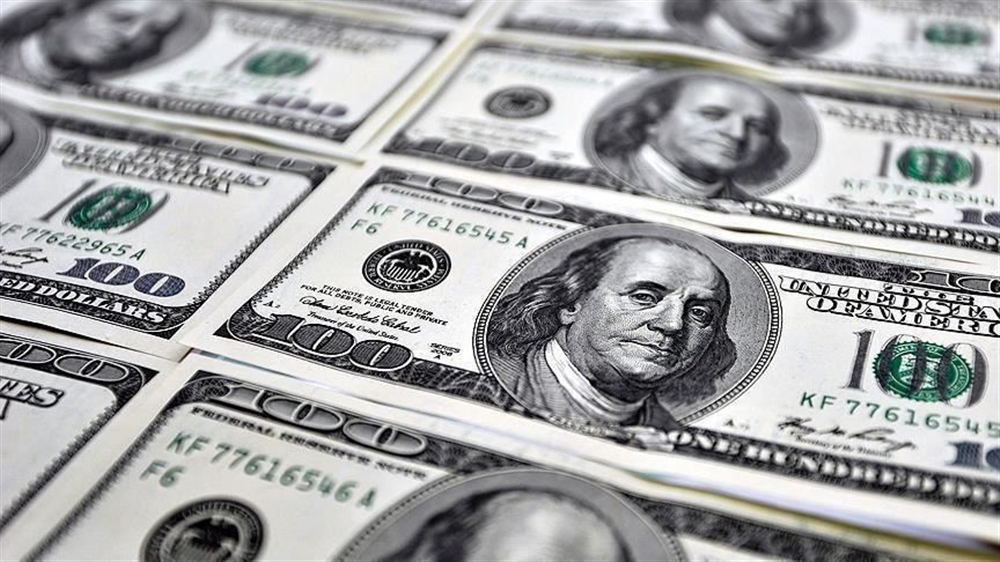 الدولار ينخفض وتوقع بمزيد من التراجع