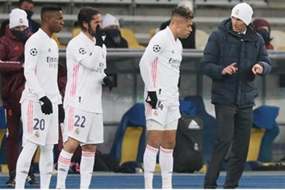 غدا.. "زيدان" سيقرر مصيره.. تعرف على حظوظ تأهل ريال مدريد في دوري الأبطال