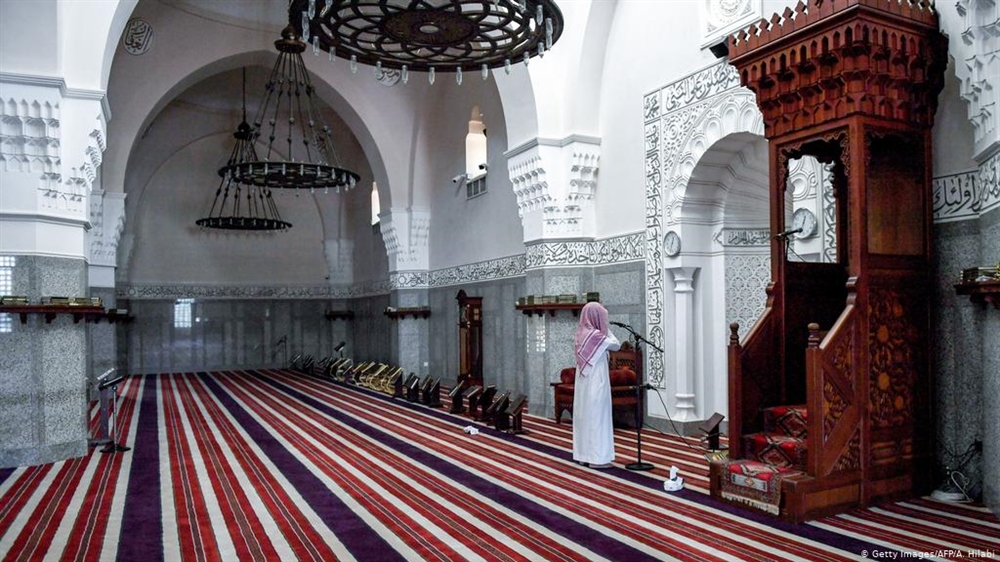 بسبب جماعة الاخوان.. السعودية تعزل 100 من خطباء وأئمة المساجد في منطقتين فقط