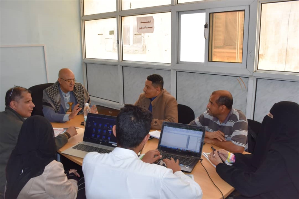 محافظ تعز يناقش احتياجات الاستثمار لعام 2021