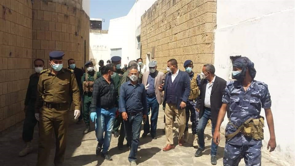 تعز.. لجنة الطوارئ توجه بتوفير وسائل الوقاية من "كورونا" لنزلاء السجن المركزي