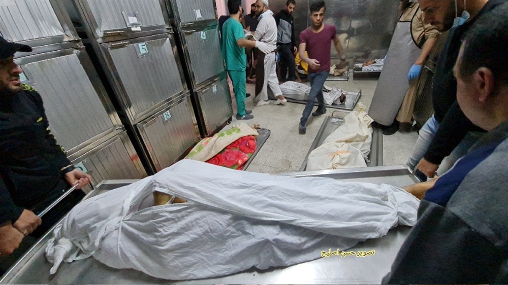 فيديو مؤثر لفلسطيني يودع أبناءه الأربعة وزوجته الذين قتلهم طيران الاحتلال بغزة.. (شاهد)