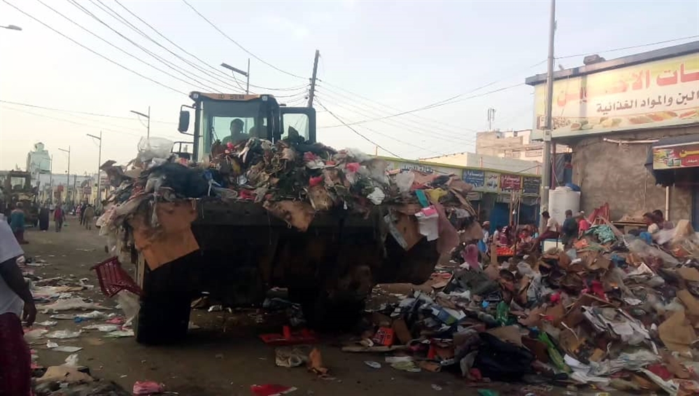عدن.. حملة واسعة لرفع مخلفات القمامة ونائب مدير النظافة يؤكد رفع أكثر من 11 ألف طن منها