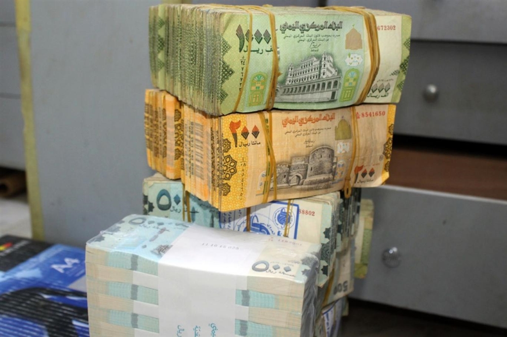 العملة المحلية تواصل انهيارها في مناطق الشرعية