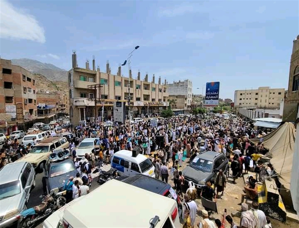 المحتجون في تعز يؤدون صلاة الجمعة أمام مبنى السلطة المحلية
