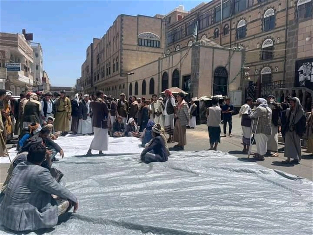 صنعاء: مظاهرتان أمام مبنيي الرئاسة ومجلس النواب ترفض قرارا حوثيا بتهجير آلاف السكان من منازلهم الخاصة