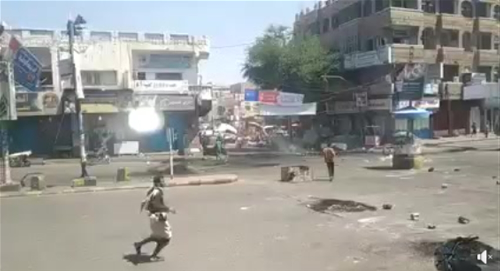 مسلحون يطلقون الرصاص الحي على تظاهرة في تعز وأنباء عن إصابة شخص (فيديو)