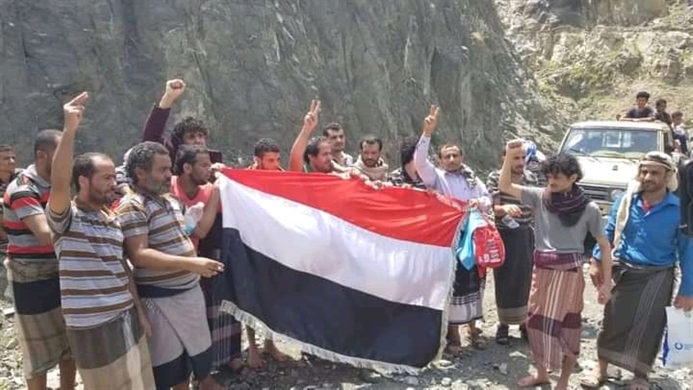 محور تعز: الجيش أطلق سراح 70 أسيراً حوثيا مقابل تحرير 136 مدنيا ومختطفا