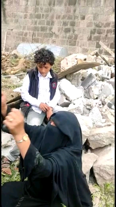 فيديو: مليشيا الحوثي تهدم منزل أسرة حوثية ضعيفة في محافظة إب