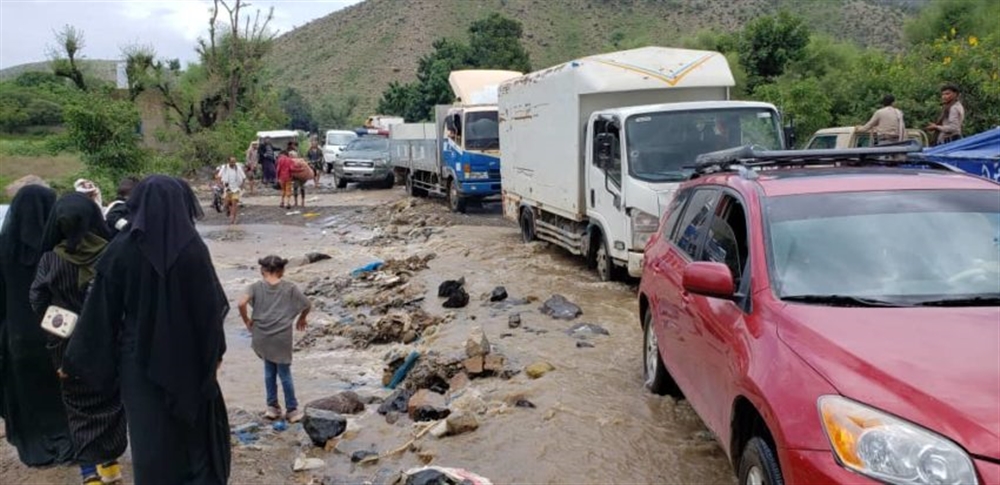 سيول الأمطار تقطع طريقًا رئيسيًا غرب تعز