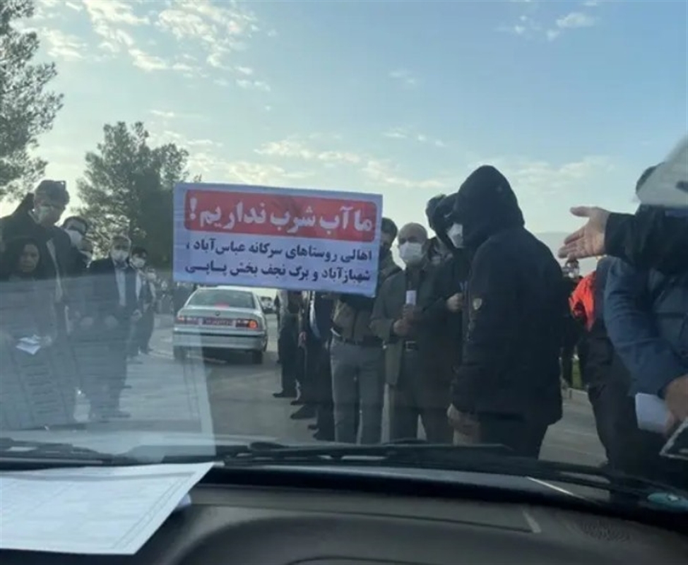 احتجاجات لموظفين بلا مرتبات في لرستان غربي إيران تزامنا مع زيارة رئيسي