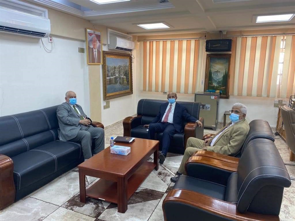 عدن.. مصدر مسؤول في الخدمة المدنية يتحدث عن موعد صرف علاوات الموظفين