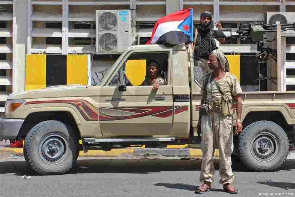عدن.. المحافظ يقود وساطة لاخراج مسلحي الانتقالي من مبنى نقابة الصحفيين