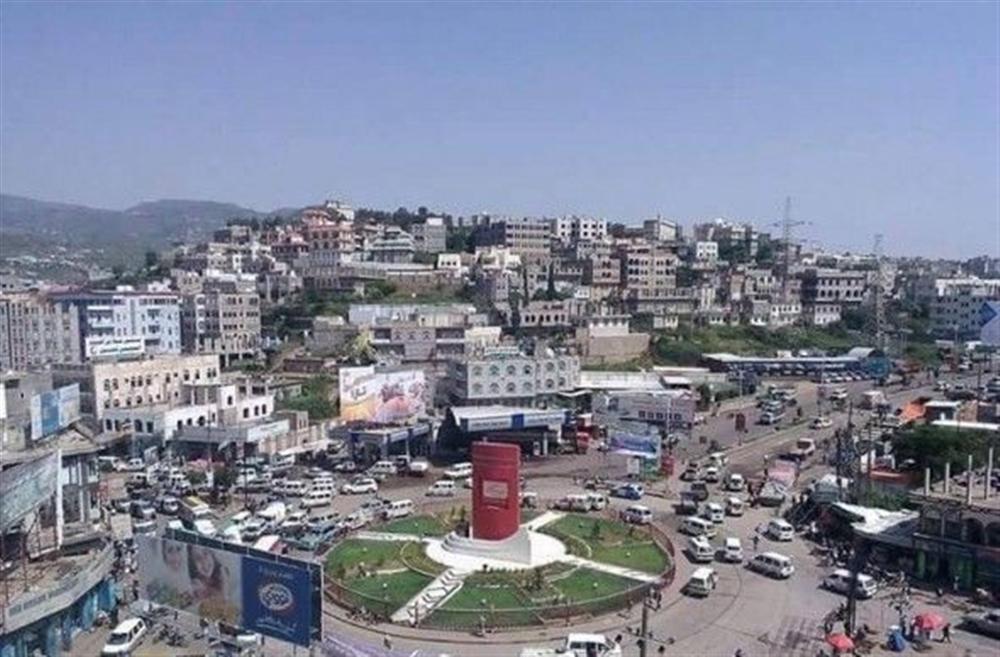 في إب... نزاع بين قياديَين حوثيَين يدفع بأحدهما لمهاجمة منزل الآخر واحراق سيارته