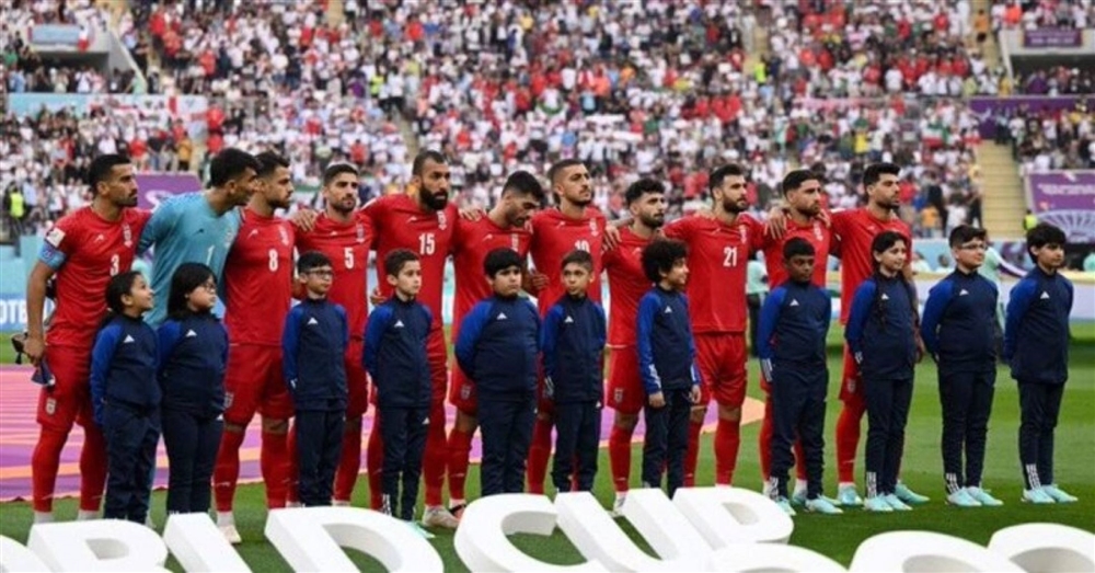المنتخب الإيراني يرفض ترديد نشيد بلاده في المباراة مع انجلترا ... لماذا؟