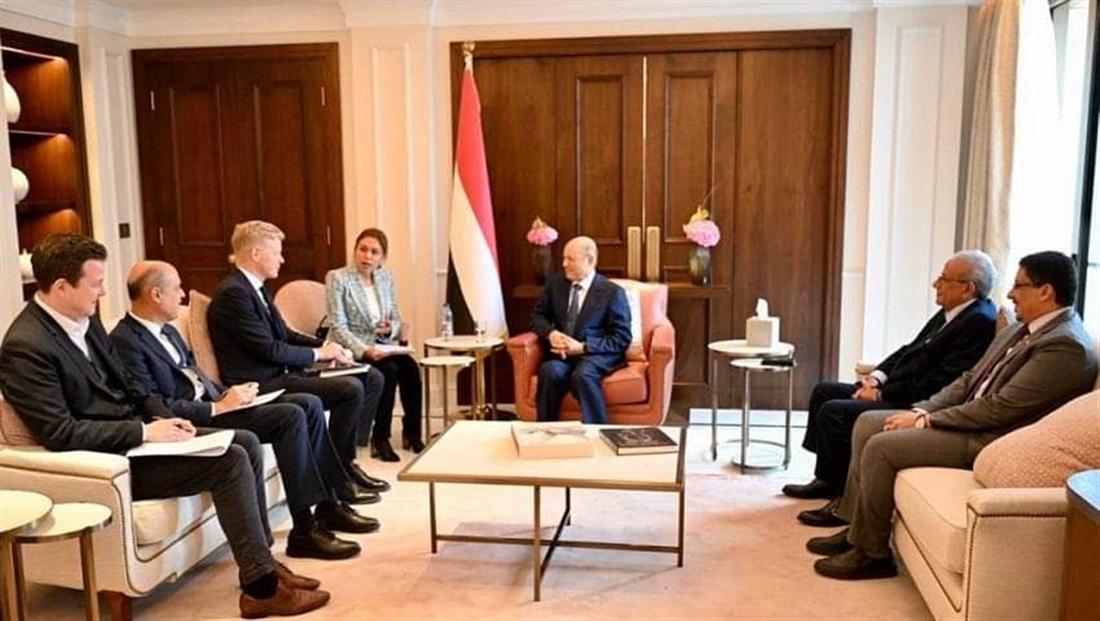 الرئيس العليمي يبحث مع المبعوث الأممي مستجدات الملف اليمني والاجراءات الحكومية لتصنيف مليشيا الحوثي منظمة إرهابية