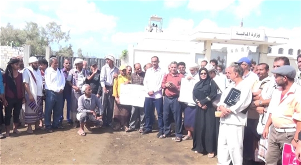 بعد عجز الحكومة عن معالجة المشكلة ووقف تعنت وزير الخدمة ... الموظفون النازحون يدعون لوقفة إحتجاجية حاشدة أمام قصر "معاشيق"