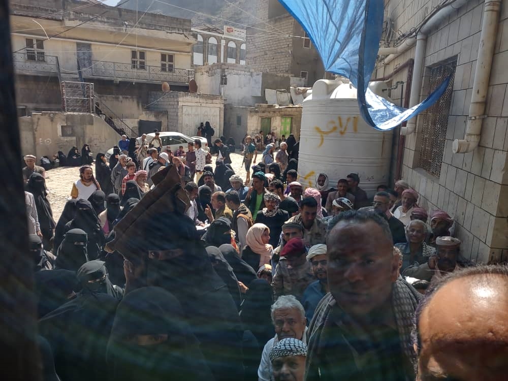 الطاقم الطبي للمخيم المجاني بمستشفى المظفر بتعز يدعو المنظمات إلى تشييد العديد من المخيمات لرفع معاناة المرضى
