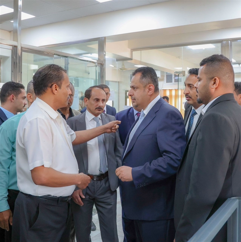 رئيس الحكومة يفتتح فرع البنك المركزي اليمني في أبين
