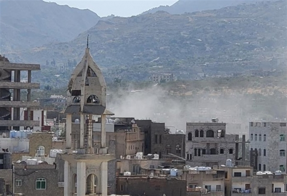 الحوثيون يستهدفون بالمدفعية أحياء سكنية في مدينة تعز