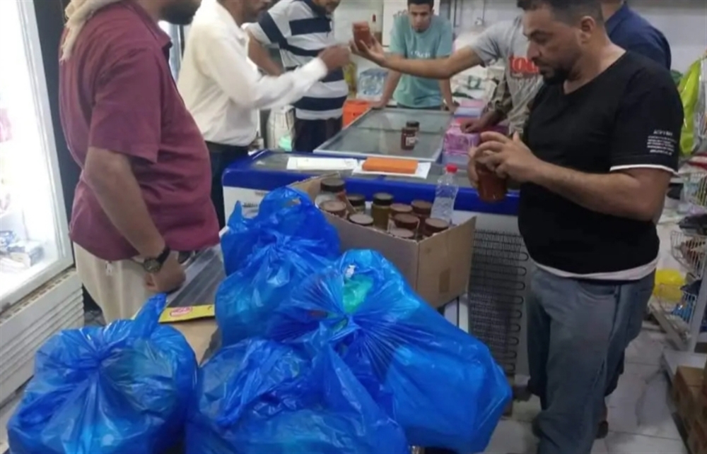 وزارة الصناعة والتجارة تعلن ضبط 54 طنا من المواد الغذائية منتهية الصلاحية