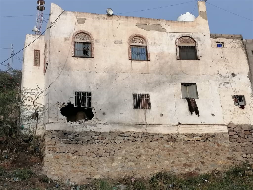 قصف مدفعي حوثي يستهدف مسجدا ومستشفى في تعز