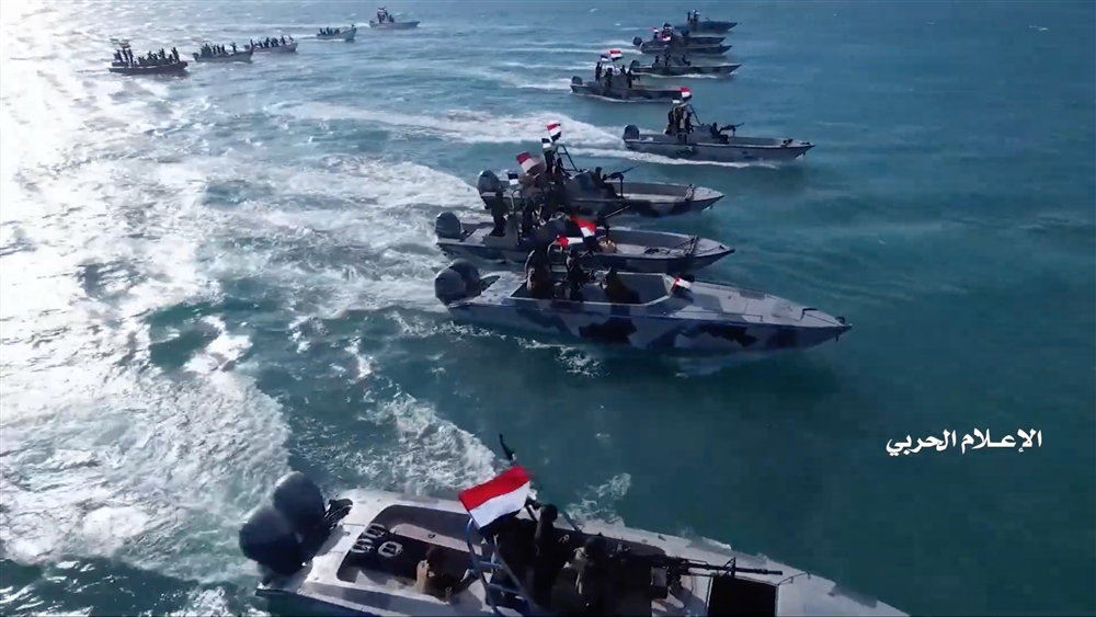 الحوثيون ينفذون عرضا عسكريا بحريا بالتزامن مع احتفالات إيرانية أطلقها وزير دفاع طهران.. ماهو نوع الأسلحة؟